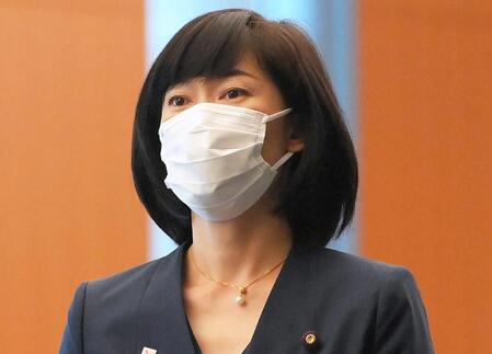 丸川珠代氏はスーツに真っ白スニーカー　今井絵理子氏は腕まくりピンヒール　自民総裁選で姿