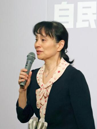 　石破茂氏が自民党の新総裁に選出され、支援者らにあいさつする妻佳子さん