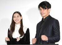 　フォトセッションでガッツポーズをする新木優子（左）と伊藤英明（撮影・堀内翔）