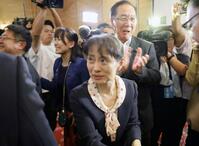 　石破茂氏が自民党の新総裁に選出され、祝福される妻佳子さん