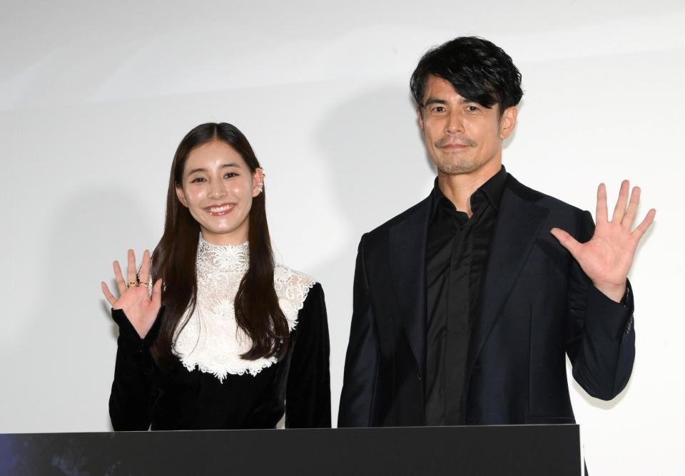 　フォトセッションで手を振る新木優子（左）、伊藤英明（撮影・堀内翔）