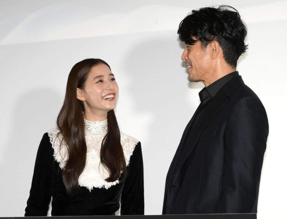 　伊藤英明（右）笑顔で見つめる新木優子（撮影・堀内翔）