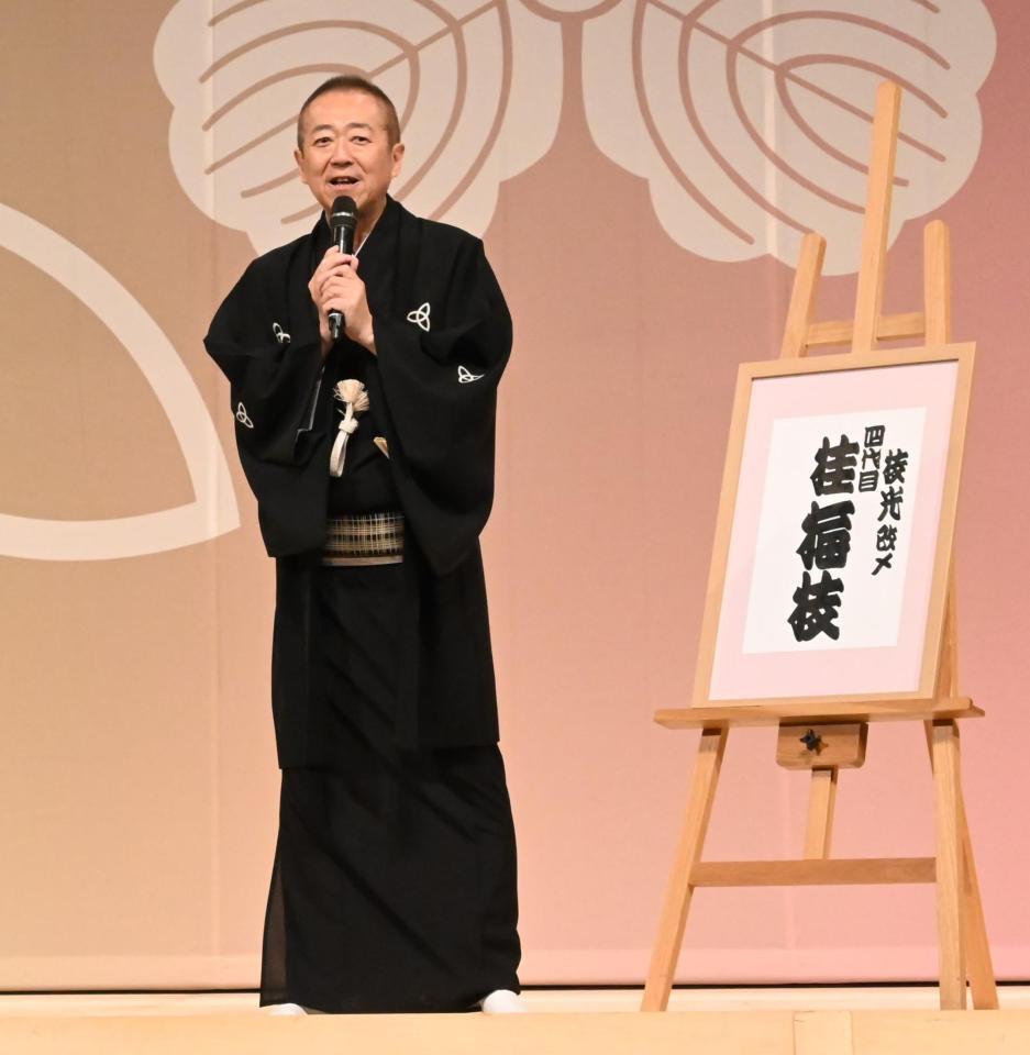 　襲名披露公演後、質問に答える桂梅枝（撮影・高部洋祐）