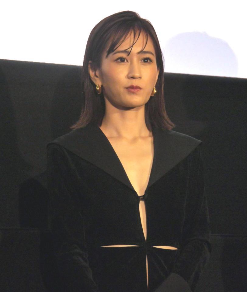 　胸元が大胆に開いた衣装で登場した前田敦子