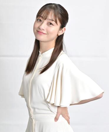 　笑顔でポーズを取る橋本環奈（撮影・北村雅宏）