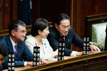 　衆院本会議に臨む（右から）岸田首相、高市早苗氏、河野太郎氏