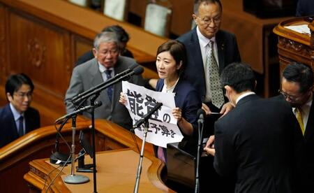 　衆院本会議の首相指名選挙で、登壇時に「能登の補正予算を」と書いた紙を掲げるれいわ新選組の大石共同代表