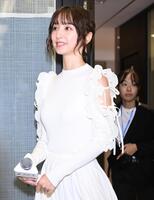 　笑顔で登場した篠田麻里子（撮影・棚橋慶太）