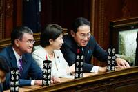 　衆院本会議に臨む（右から）岸田首相、高市早苗氏、河野太郎氏