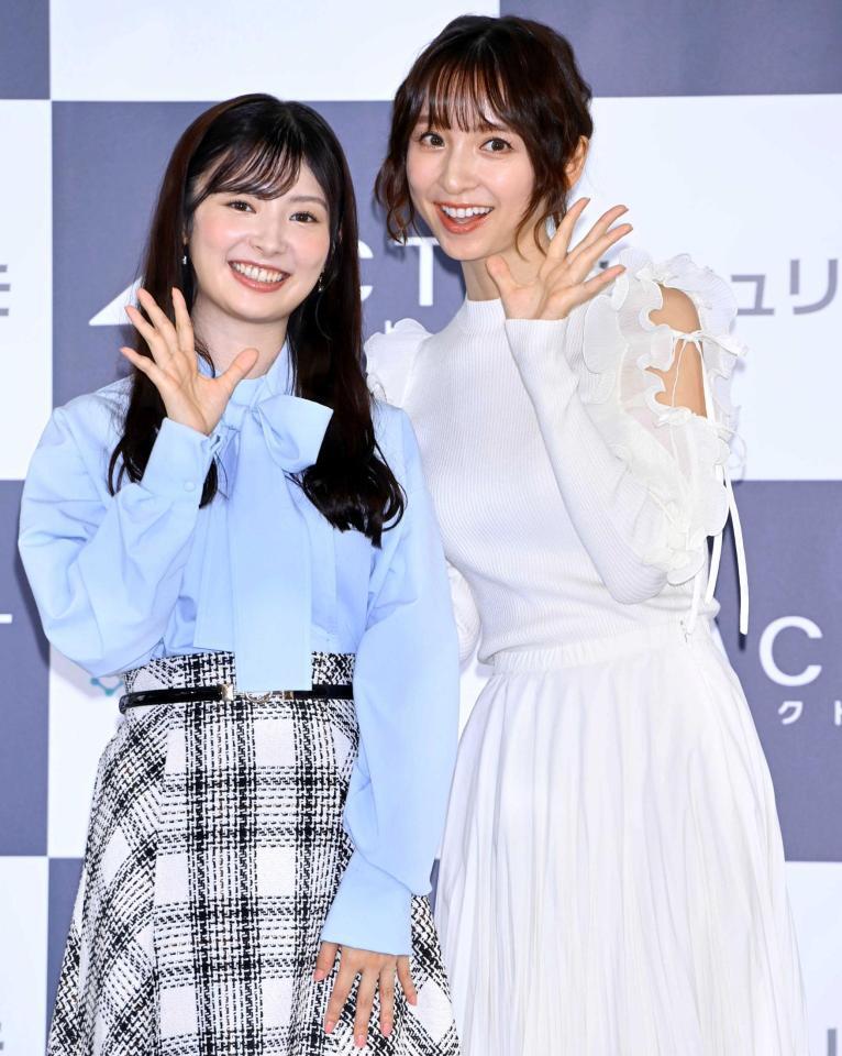 　手を振る武藤十夢（左）と篠田麻里子（撮影・棚橋慶太）