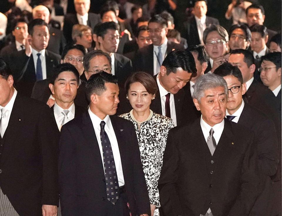 　皇居での認証式のため、首相官邸を出る三原じゅん子こども政策相（中央）ら＝１日午後６時10分