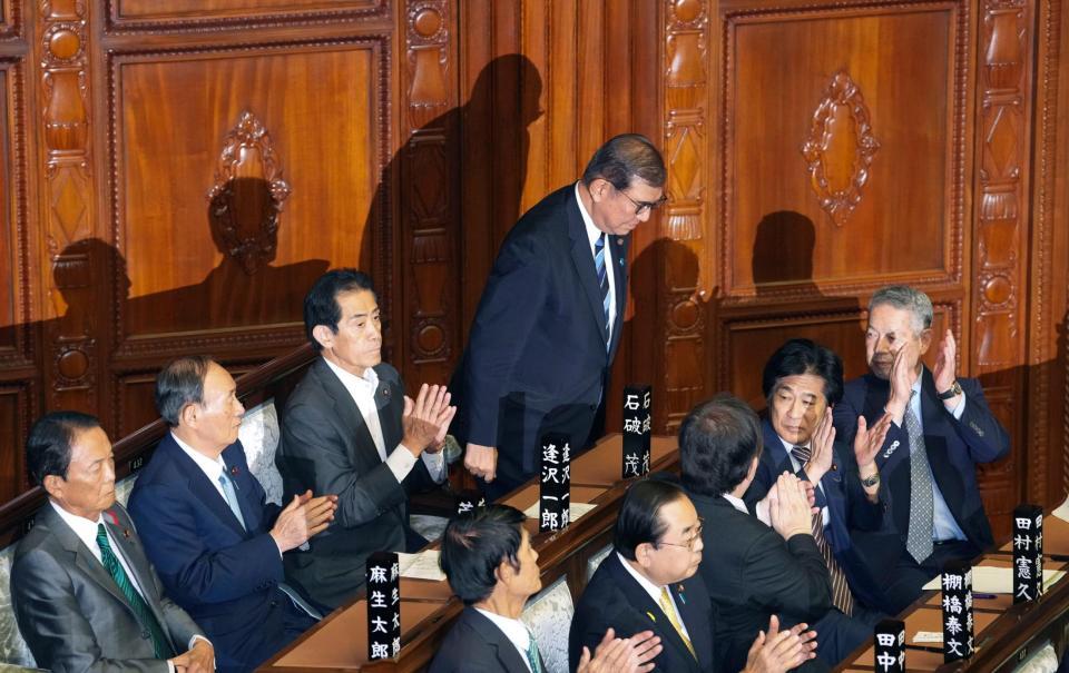 　衆院本会議で第１０２代首相に指名され、一礼する自民党の石破茂総裁。左端は麻生太郎最高顧問、同２人目は菅義偉副総裁