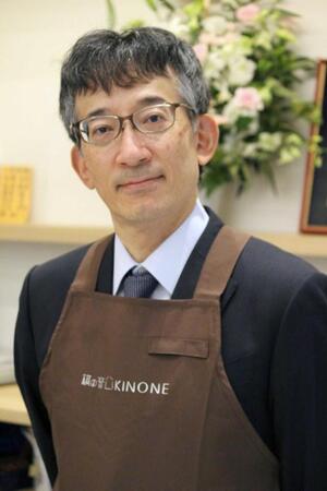 佐藤康光九段が一日店長　エプロン姿で接客　将棋会館に新店舗オープン　開店前から長蛇の列