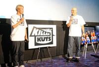 　Ｐｒｉｍｅ　Ｖｉｄｅｏ独占番組「ＫＩＬＬＡＨ　ＫＵＴＳ」特別試写会に登壇したお見送り芸人しんいち（左）とみなみかわ