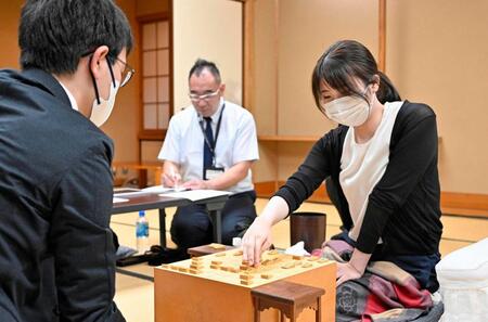 　プロ棋士編入試験５番勝負の第２局で、山川泰熙四段（左）に敗れた西山朋佳女流三冠