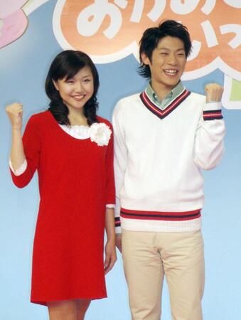 　新うたのお兄さん＆お姉さんとなった横山だいすけ（右）と三谷たくみさん（２００８年２月）