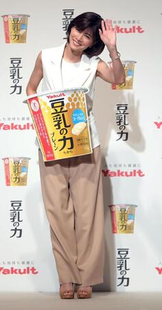 　笑顔を振りまく内田有紀（撮影・佐藤厚）