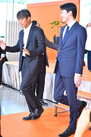 　バディで会場を後にする反町隆史（左）と杉野遥亮（撮影・持木克友）