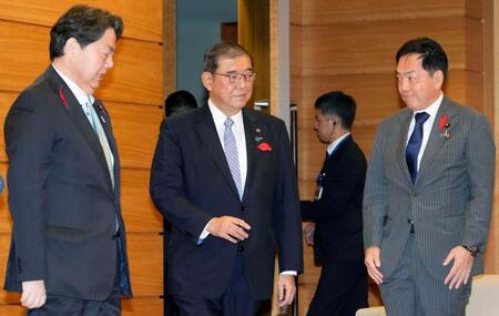 　臨時閣議に臨む石破首相（中央）