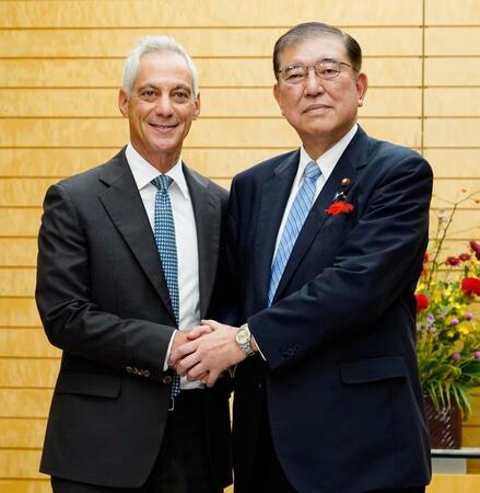 　エマニュエル駐日米大使（左）と握手する石破首相