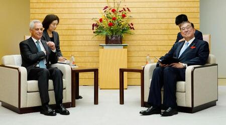 　エマニュエル駐日米大使（左）と面会する石破首相