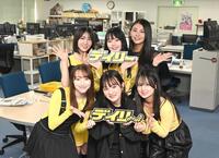 　デイリースポーツ東京本社を訪れたＨＵＮＮＹ　ＢＥＥの（前列左から）朝比奈エマ、リコ、吉沢凛音（後列同）藤ゆりな、米倉れいあ、竹内カンナ（撮影・堀内翔）