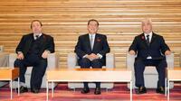 　臨時閣議に臨む（左から）村上総務相、石破首相、中谷防衛相
