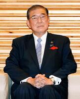 　臨時閣議に臨む石破首相