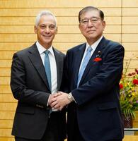 　エマニュエル駐日米大使（左）と握手する石破首相