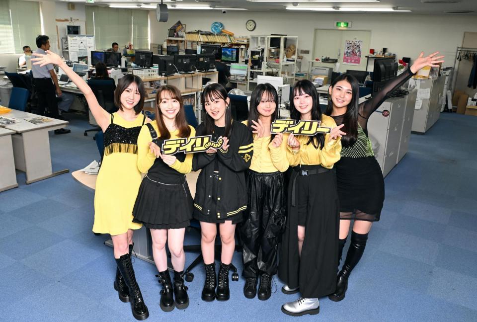 　デイリースポーツ東京本社を訪れたＨＵＮＮＹ　ＢＥＥの（左から）藤ゆりな、朝比奈エマ、リコ、吉沢凛音、米倉れいあ、竹内カンナ＝２日