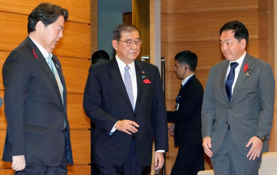 　臨時閣議に臨む石破首相（中央）