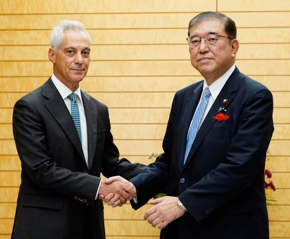 　エマニュエル駐日米大使（左）と握手する石破首相