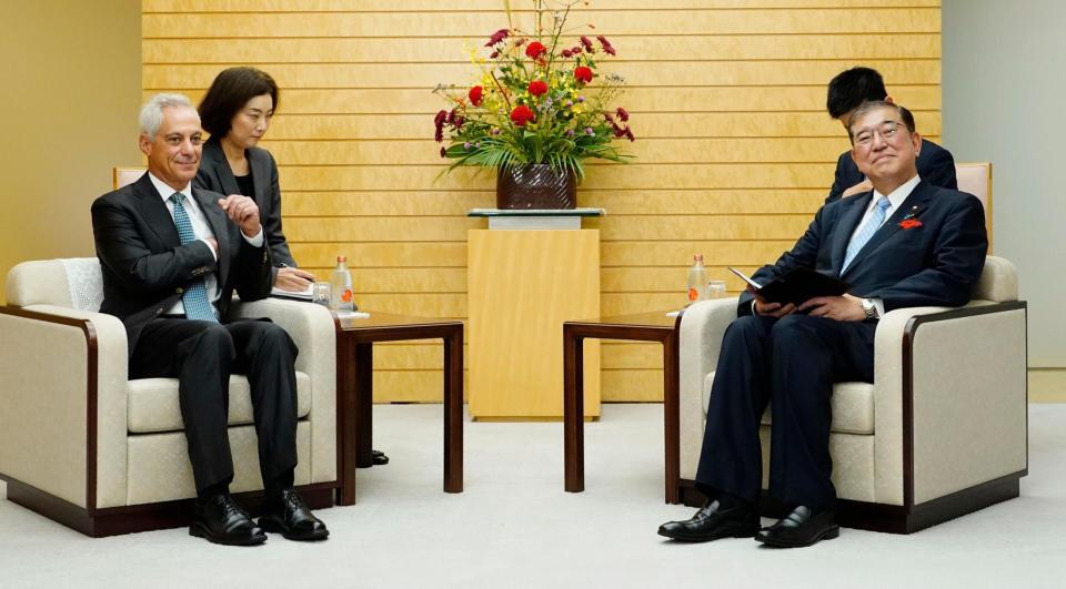 　エマニュエル駐日米大使（左）と面会する石破首相