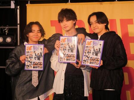 　肩を組んで撮影に応じたＴＲＡＩＮＥＥの（左から）ＴＡＩＫＩ、ＲＵＩ、ＫＡＮＯＮ