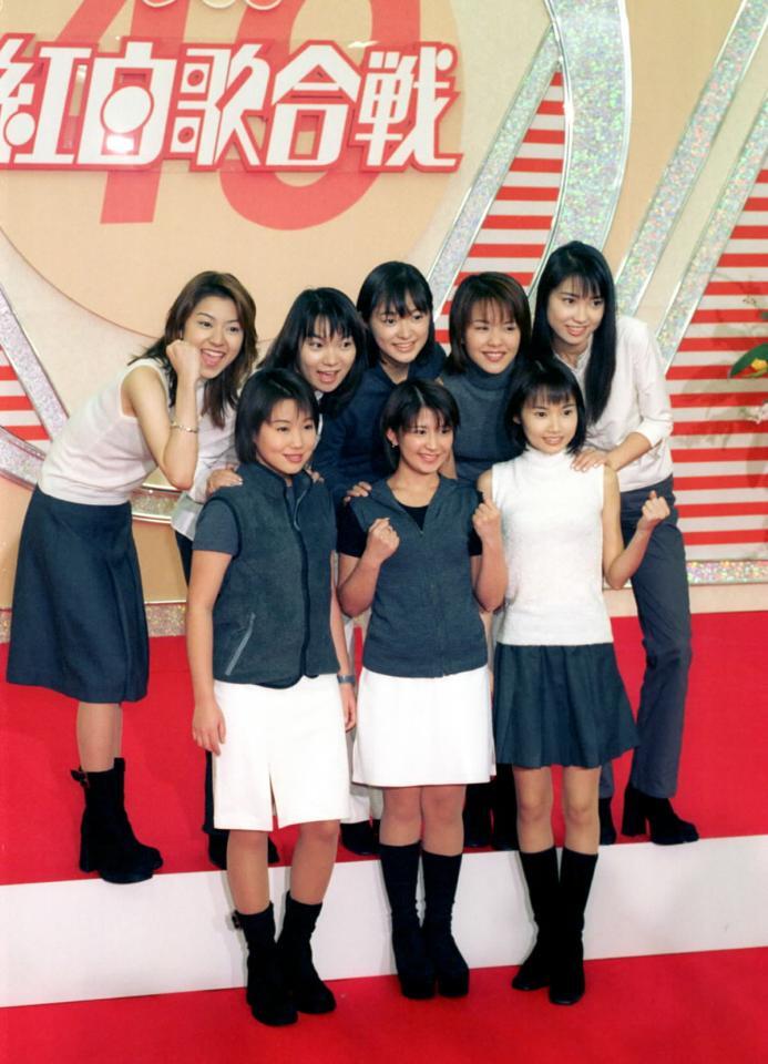 　１９９８年１１月、紅白歌合戦初出場が決まるモーニング娘。（前列右端が安倍）