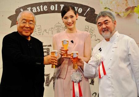 　ビールで乾杯する服部幸應氏、マイコ、三國清三シェフ（１６年１０月）