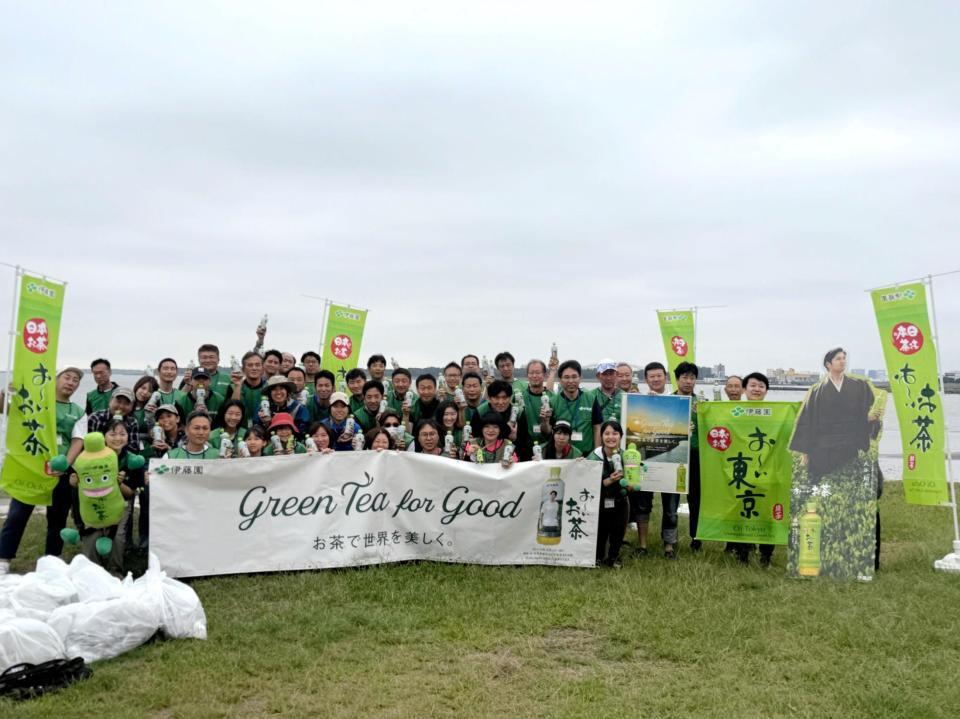 　清掃活動を行った参加者たち＝都立葛西海浜公園