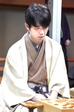 藤井竜王白星スタート “因縁の相手”最多連勝記録を２９で止めた佐々木八段が新手も