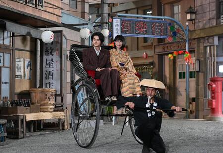 　人力車に乗って登場した鈴鹿央士（左）と松本穂香（撮影・園田高夫）