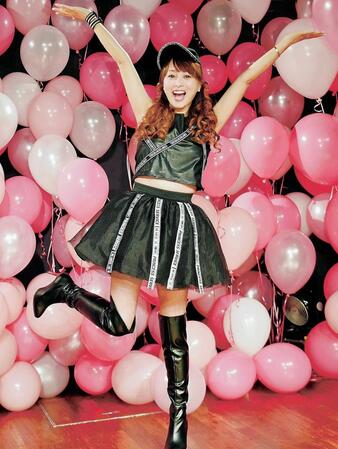 　Ｂｉｒｔｈｄａｙ　Ｌｉｖｅでバンザイポーズを決める渡辺美奈代＝２０１８年９月