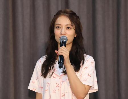 　会見に出席した谷まりあ