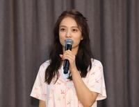 　会見に出席した谷まりあ