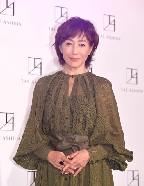 高島礼子「一目惚れ」ドレスでランウェイ 小室哲哉、神田うの