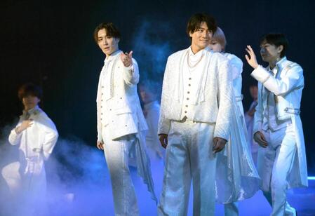 　情感たっぷりの演技を見せる渡辺翔太（中央左）と森本慎太郎（同右）＝撮影・堀内翔