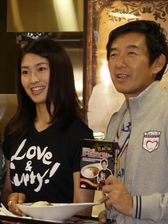 芸能人フードコートにカレー屋を出店した石田純一と森下千里＝２０１１年