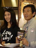 芸能人フードコートにカレー屋を出店した石田純一と森下千里＝２０１１年