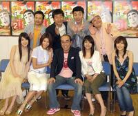 「志村塊２」に出演する（後列左から）ラサール石井、寺門ジモン、肥後克広、上島竜兵（前列左から）小林恵美、森下千里、志村けん、美保純、吉井怜＝２００７年