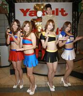 森下千里とタフマンをアピールするスクープ！？（左から）阪本麻美、瀬戸サオリ、綱島恵里香、安西結花＝２０１１年