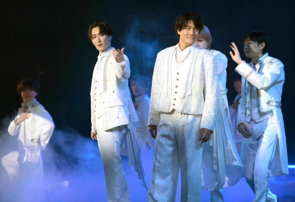 　情感たっぷりの演技を見せる渡辺翔太（中央左）と森本慎太郎（同右）＝撮影・堀内翔