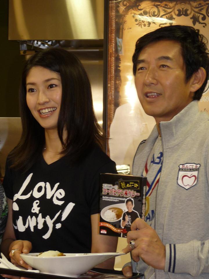 芸能人フードコートにカレー屋を出店した石田純一と森下千里＝２０１１年